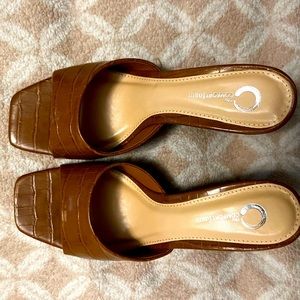 Size 9 Journee try comfort sandal.